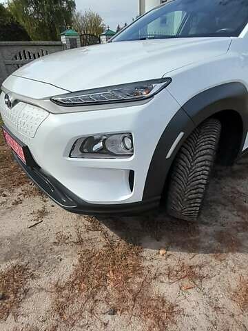 Білий Хендай Kona Electric, об'ємом двигуна 0 л та пробігом 71 тис. км за 17600 $, фото 13 на Automoto.ua