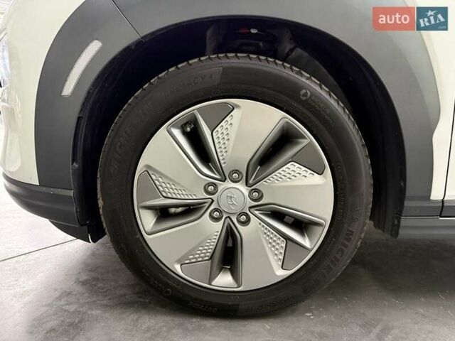 Белый Хендай Kona Electric, объемом двигателя 0 л и пробегом 92 тыс. км за 18983 $, фото 11 на Automoto.ua