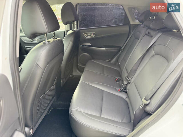 Белый Хендай Kona Electric, объемом двигателя 0 л и пробегом 107 тыс. км за 18465 $, фото 7 на Automoto.ua