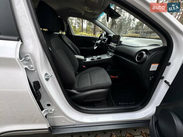 Белый Хендай Kona Electric, объемом двигателя 0 л и пробегом 58 тыс. км за 17499 $, фото 40 на Automoto.ua