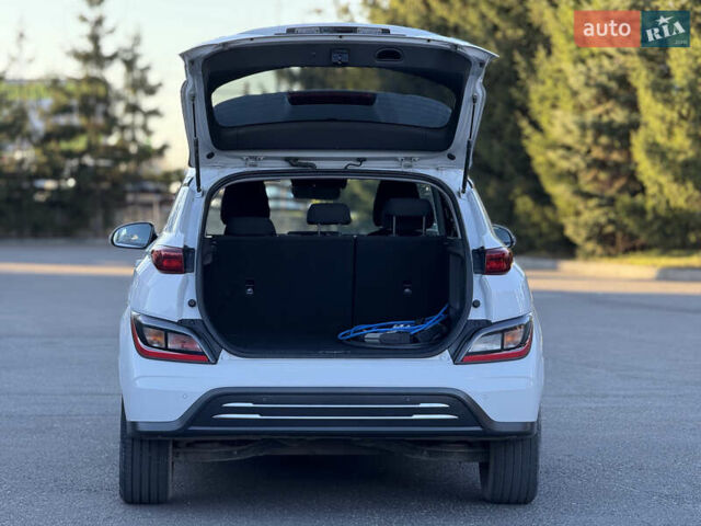 Белый Хендай Kona Electric, объемом двигателя 0 л и пробегом 80 тыс. км за 16900 $, фото 15 на Automoto.ua