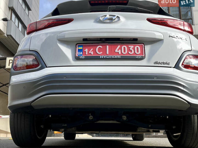 Белый Хендай Kona Electric, объемом двигателя 0 л и пробегом 115 тыс. км за 16900 $, фото 25 на Automoto.ua