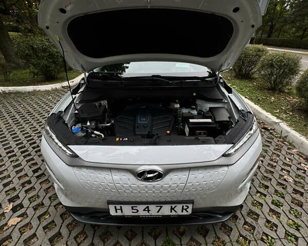 Белый Хендай Kona Electric, объемом двигателя 0 л и пробегом 103 тыс. км за 17999 $, фото 122 на Automoto.ua