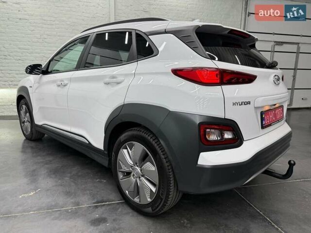 Белый Хендай Kona Electric, объемом двигателя 0 л и пробегом 92 тыс. км за 18983 $, фото 3 на Automoto.ua