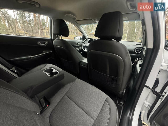 Белый Хендай Kona Electric, объемом двигателя 0 л и пробегом 59 тыс. км за 16900 $, фото 37 на Automoto.ua