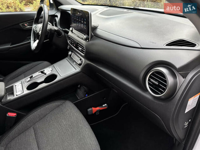 Белый Хендай Kona Electric, объемом двигателя 0 л и пробегом 58 тыс. км за 17499 $, фото 43 на Automoto.ua