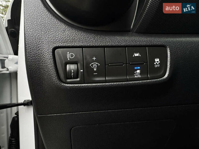 Белый Хендай Kona Electric, объемом двигателя 0 л и пробегом 58 тыс. км за 17499 $, фото 28 на Automoto.ua