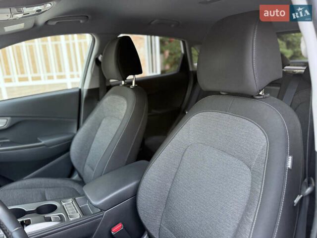 Белый Хендай Kona Electric, объемом двигателя 0 л и пробегом 150 тыс. км за 16960 $, фото 21 на Automoto.ua