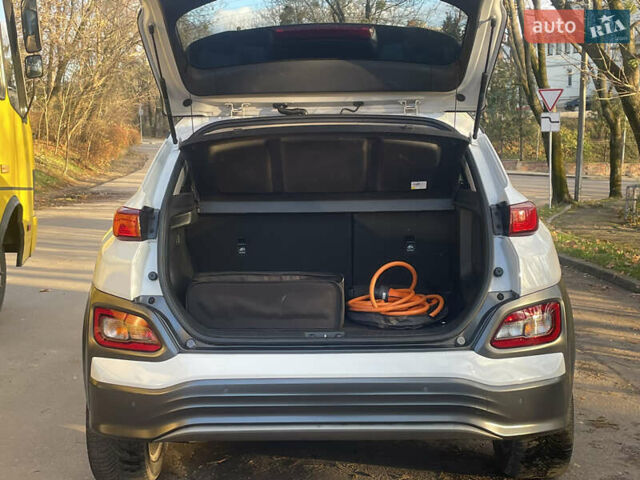Білий Хендай Kona Electric, об'ємом двигуна 0 л та пробігом 125 тис. км за 17800 $, фото 11 на Automoto.ua