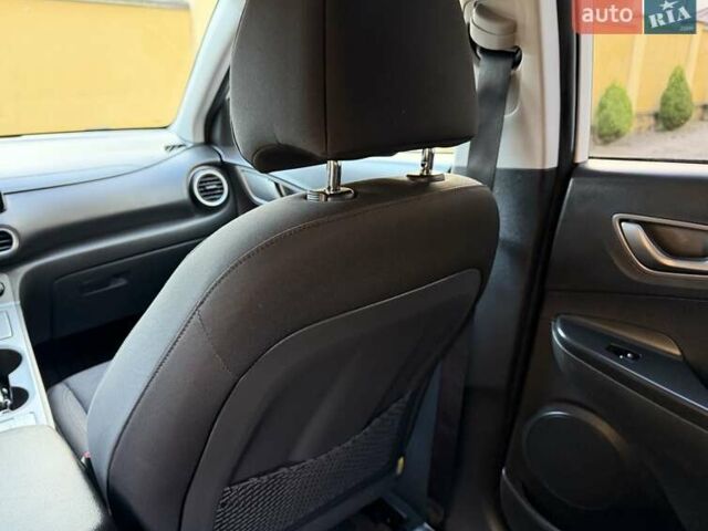 Білий Хендай Kona Electric, об'ємом двигуна 0 л та пробігом 64 тис. км за 14950 $, фото 112 на Automoto.ua