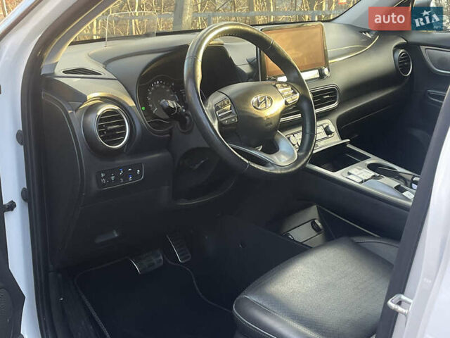 Білий Хендай Kona Electric, об'ємом двигуна 0 л та пробігом 125 тис. км за 17800 $, фото 14 на Automoto.ua