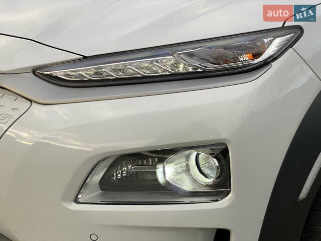 Білий Хендай Kona Electric, об'ємом двигуна 0 л та пробігом 68 тис. км за 19699 $, фото 18 на Automoto.ua