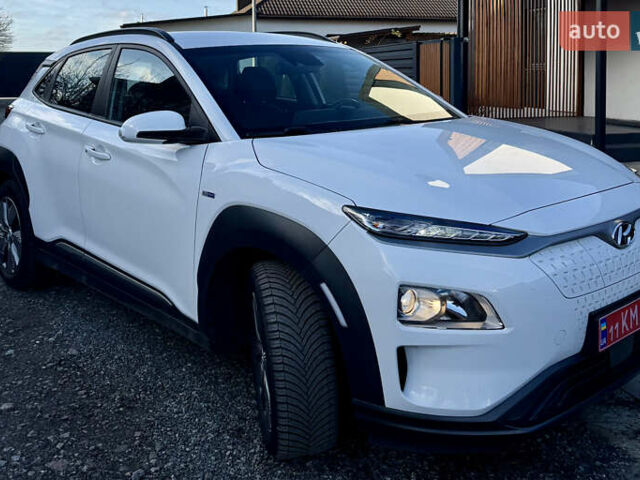 Белый Хендай Kona Electric, объемом двигателя 0 л и пробегом 95 тыс. км за 17500 $, фото 9 на Automoto.ua