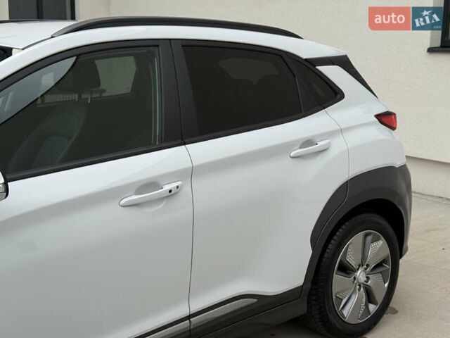 Белый Хендай Kona Electric, объемом двигателя 0 л и пробегом 96 тыс. км за 19500 $, фото 6 на Automoto.ua