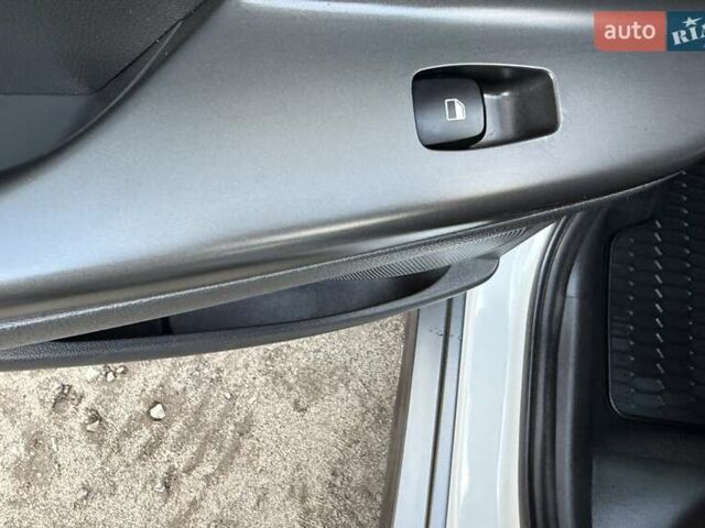 Білий Хендай Kona Electric, об'ємом двигуна 0 л та пробігом 64 тис. км за 14950 $, фото 103 на Automoto.ua