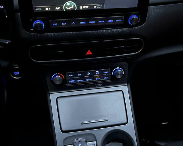 Белый Хендай Kona Electric, объемом двигателя 0 л и пробегом 115 тыс. км за 16900 $, фото 66 на Automoto.ua