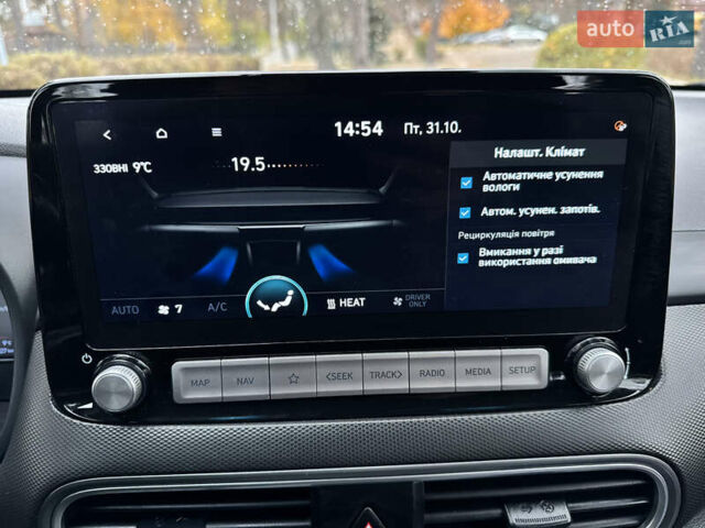 Белый Хендай Kona Electric, объемом двигателя 0 л и пробегом 58 тыс. км за 17499 $, фото 101 на Automoto.ua