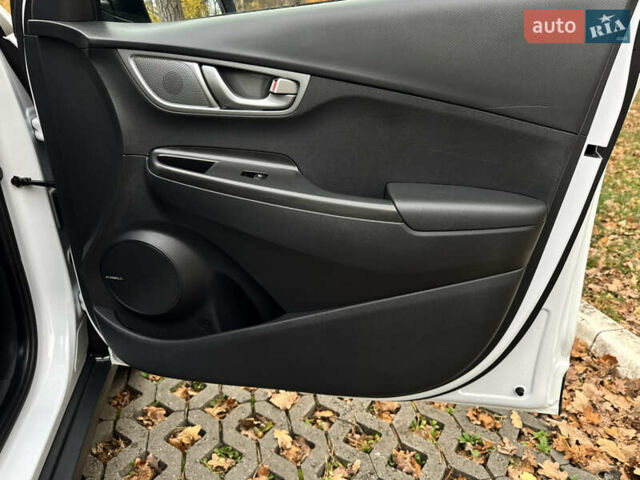 Белый Хендай Kona Electric, объемом двигателя 0 л и пробегом 58 тыс. км за 17499 $, фото 37 на Automoto.ua