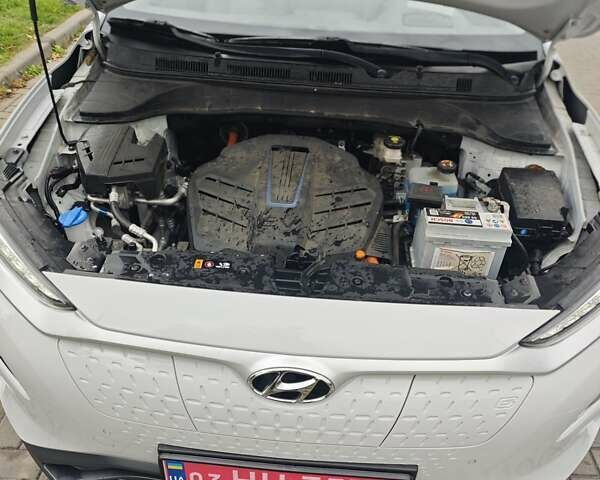 Білий Хендай Kona Electric, об'ємом двигуна 0 л та пробігом 78 тис. км за 17900 $, фото 25 на Automoto.ua