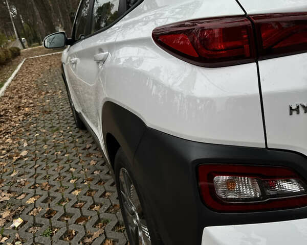 Белый Хендай Kona Electric, объемом двигателя 0 л и пробегом 58 тыс. км за 17499 $, фото 20 на Automoto.ua