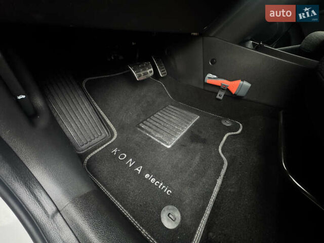 Білий Хендай Kona Electric, об'ємом двигуна 0 л та пробігом 59 тис. км за 17499 $, фото 57 на Automoto.ua