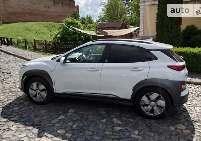 Белый Хендай Kona Electric, объемом двигателя 0 л и пробегом 20 тыс. км за 17400 $, фото 18 на Automoto.ua