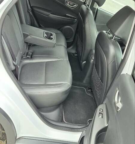 Белый Хендай Kona Electric, объемом двигателя 0 л и пробегом 82 тыс. км за 20437 $, фото 8 на Automoto.ua