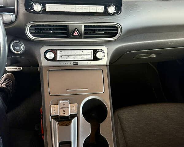 Белый Хендай Kona Electric, объемом двигателя 0 л и пробегом 95 тыс. км за 17500 $, фото 15 на Automoto.ua