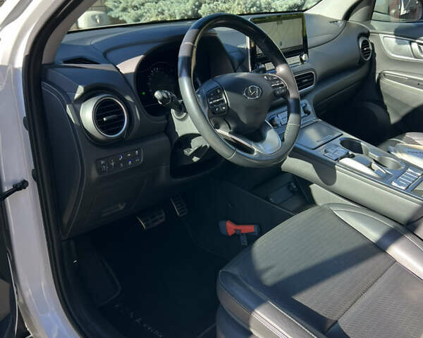Белый Хендай Kona Electric, объемом двигателя 0 л и пробегом 88 тыс. км за 17900 $, фото 12 на Automoto.ua
