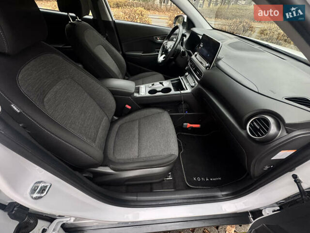 Белый Хендай Kona Electric, объемом двигателя 0 л и пробегом 59 тыс. км за 16900 $, фото 38 на Automoto.ua
