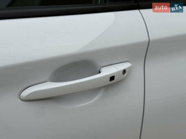 Белый Хендай Kona Electric, объемом двигателя 0 л и пробегом 96 тыс. км за 19500 $, фото 4 на Automoto.ua