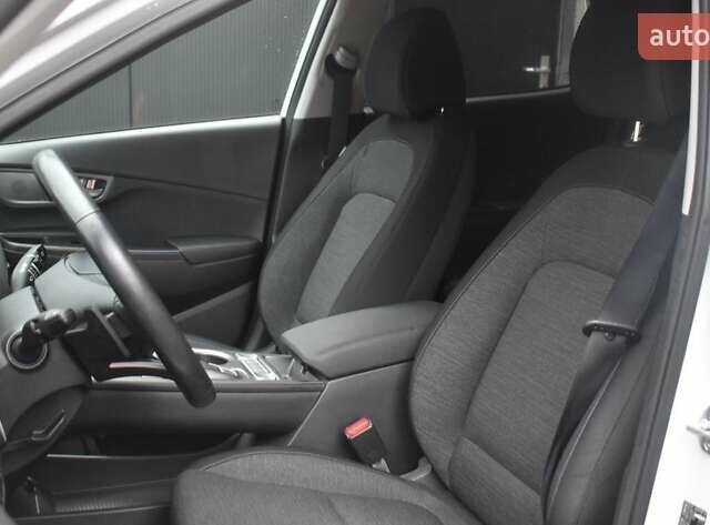 Білий Хендай Kona Electric, об'ємом двигуна 0 л та пробігом 15 тис. км за 15950 $, фото 3 на Automoto.ua