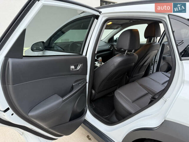 Белый Хендай Kona Electric, объемом двигателя 0 л и пробегом 96 тыс. км за 19500 $, фото 39 на Automoto.ua