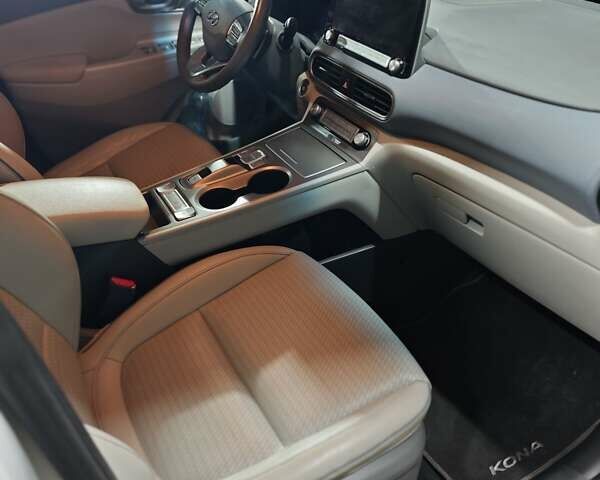 Білий Хендай Kona Electric, об'ємом двигуна 0 л та пробігом 78 тис. км за 17900 $, фото 36 на Automoto.ua