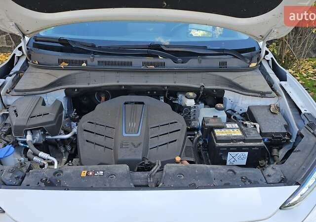 Белый Хендай Kona Electric, объемом двигателя 0 л и пробегом 44 тыс. км за 17450 $, фото 13 на Automoto.ua