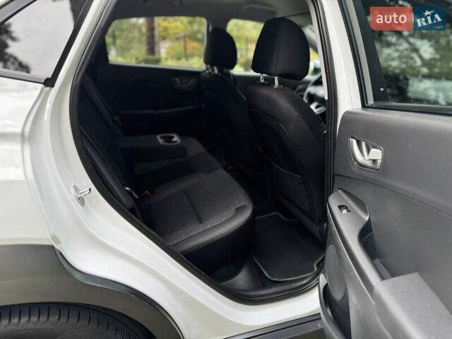 Белый Хендай Kona Electric, объемом двигателя 0 л и пробегом 103 тыс. км за 17999 $, фото 69 на Automoto.ua