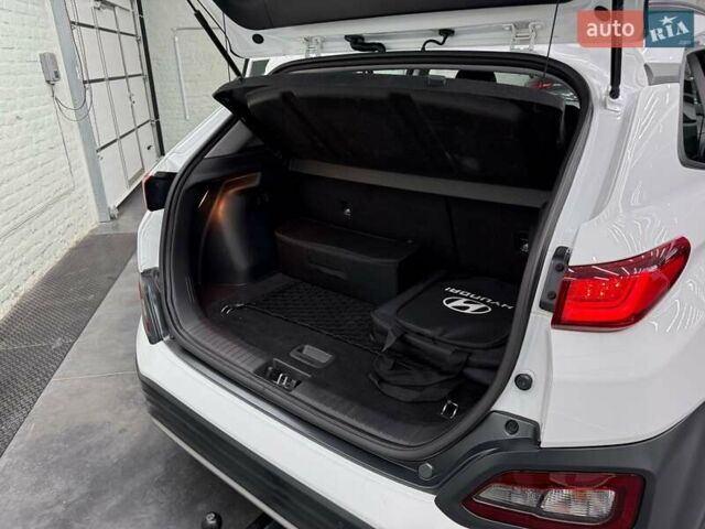 Белый Хендай Kona Electric, объемом двигателя 0 л и пробегом 92 тыс. км за 18983 $, фото 35 на Automoto.ua