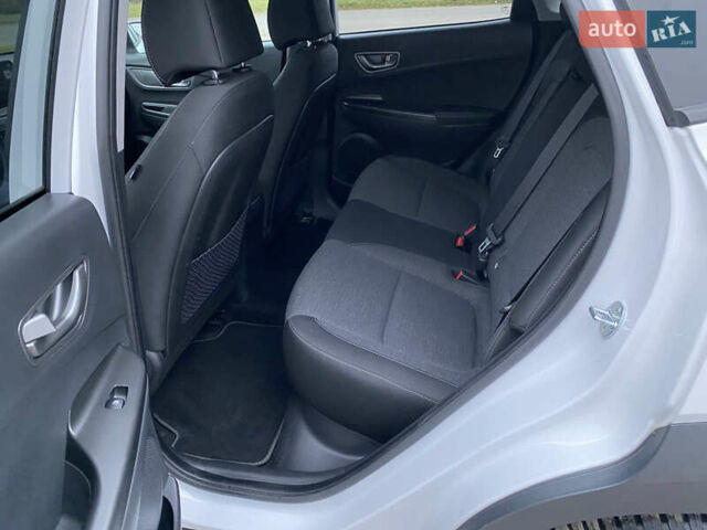 Белый Хендай Kona Electric, объемом двигателя 0 л и пробегом 166 тыс. км за 16900 $, фото 17 на Automoto.ua