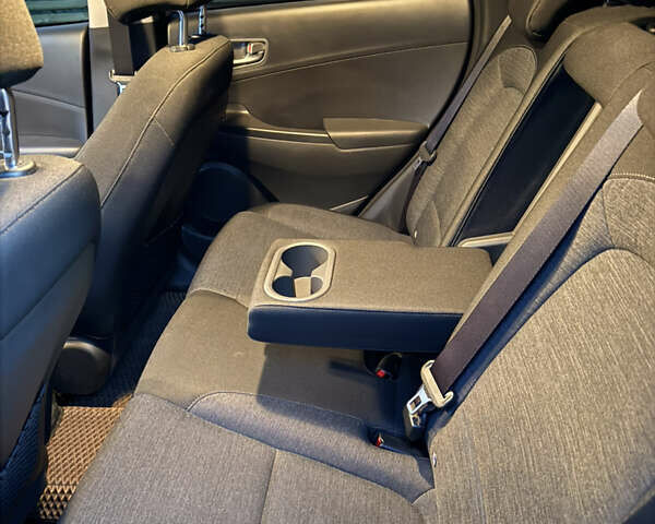 Белый Хендай Kona Electric, объемом двигателя 0 л и пробегом 47 тыс. км за 16100 $, фото 11 на Automoto.ua