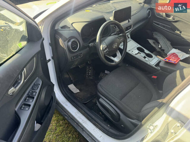 Белый Хендай Kona Electric, объемом двигателя 0 л и пробегом 50 тыс. км за 10599 $, фото 14 на Automoto.ua