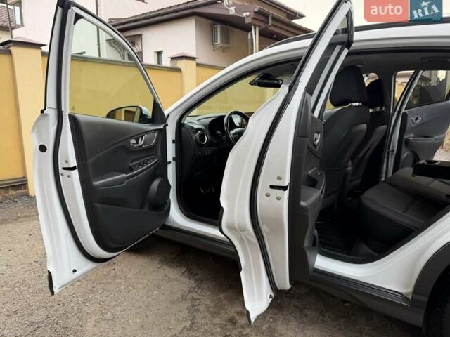 Білий Хендай Kona Electric, об'ємом двигуна 0 л та пробігом 64 тис. км за 14950 $, фото 63 на Automoto.ua