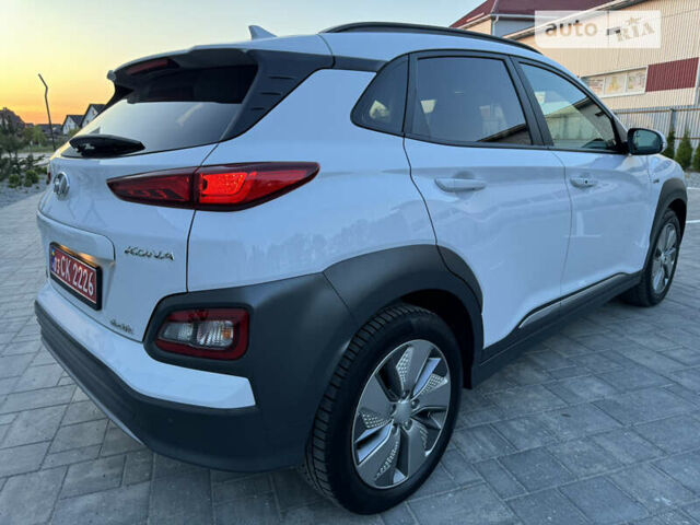 Белый Хендай Kona Electric, объемом двигателя 0 л и пробегом 88 тыс. км за 19400 $, фото 31 на Automoto.ua