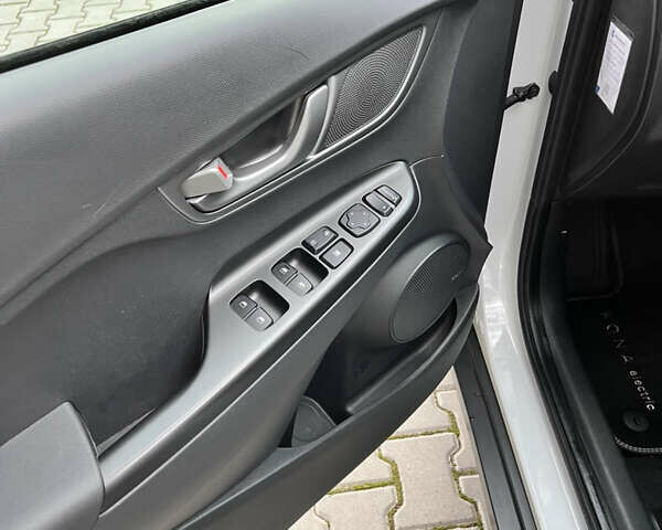 Белый Хендай Kona Electric, объемом двигателя 0 л и пробегом 136 тыс. км за 16950 $, фото 9 на Automoto.ua
