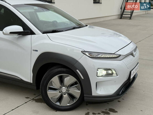 Белый Хендай Kona Electric, объемом двигателя 0 л и пробегом 96 тыс. км за 19500 $, фото 8 на Automoto.ua