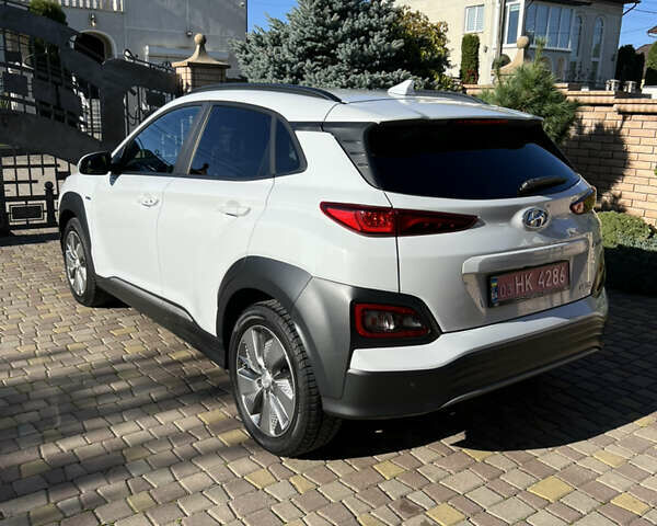 Белый Хендай Kona Electric, объемом двигателя 0 л и пробегом 88 тыс. км за 17900 $, фото 8 на Automoto.ua