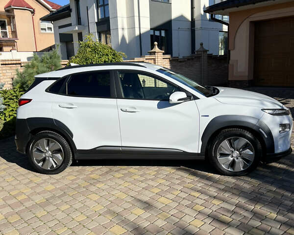 Белый Хендай Kona Electric, объемом двигателя 0 л и пробегом 88 тыс. км за 17900 $, фото 6 на Automoto.ua