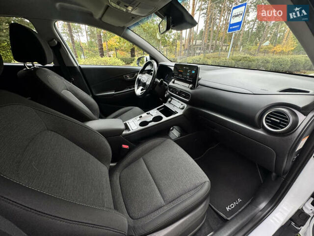 Белый Хендай Kona Electric, объемом двигателя 0 л и пробегом 103 тыс. км за 17999 $, фото 82 на Automoto.ua