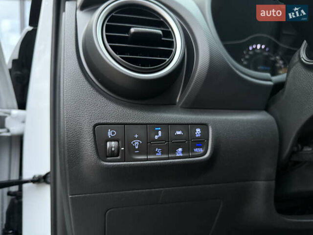 Белый Хендай Kona Electric, объемом двигателя 0 л и пробегом 96 тыс. км за 19500 $, фото 56 на Automoto.ua