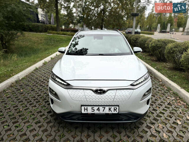 Белый Хендай Kona Electric, объемом двигателя 0 л и пробегом 103 тыс. км за 17999 $, фото 7 на Automoto.ua