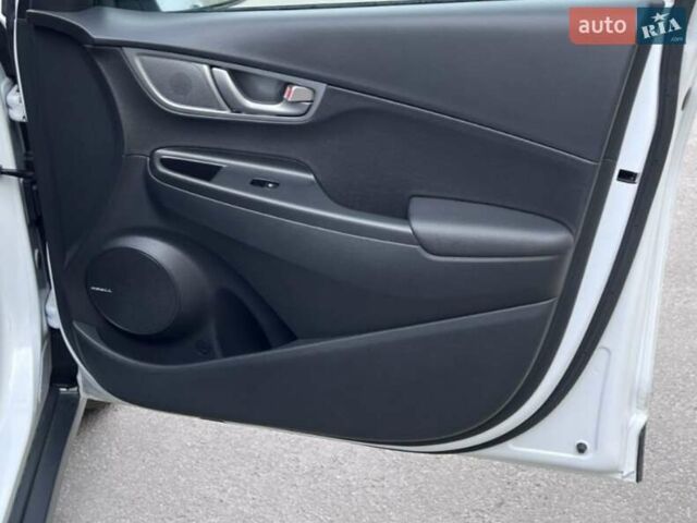 Білий Хендай Kona Electric, об'ємом двигуна 0 л та пробігом 109 тис. км за 15950 $, фото 3 на Automoto.ua